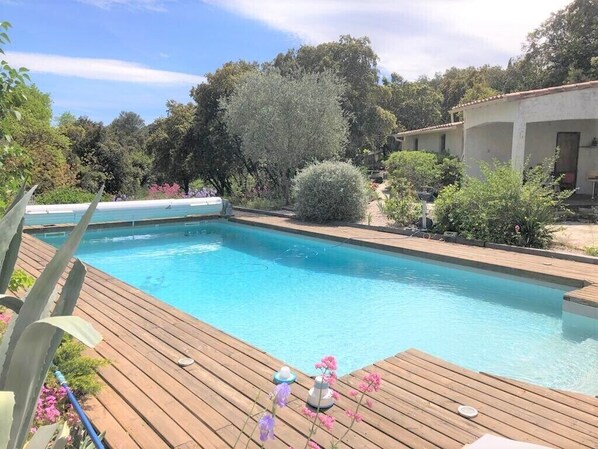 Pool - House with garden and XL pool 5 minutes from the center (Nîmes)