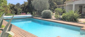 House with garden and XL pool 5 minutes from the center