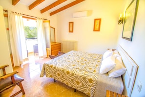 4 slaapkamers, een strijkplank/strijkijzer, reisbedje, gratis wifi