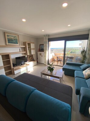 Smart TV, books, stereo - New apartment in complex with swimming pool, paddle and gardens, next to the beach. (Torre del Mar)