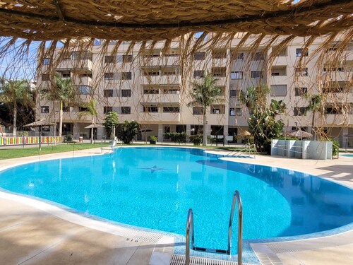 New apartment in complex with swimming pool, paddle and gardens, next to the beach.