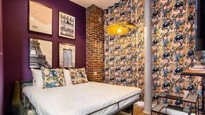 A bedroom with a bed, a brick wall, and a window with shutters. - Appart indépendant, 2chambres!Parc des expositions (Paris)