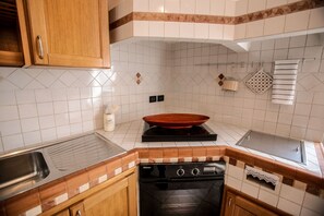 Kühlschrank, Mikrowelle, Ofen, Wasserkocher mit Kaffee-/Teezubehör