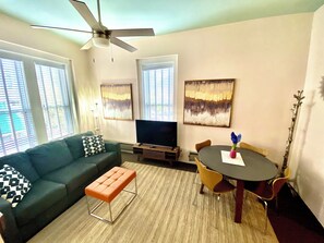 Deluxe-Apartment | Essbereich im Zimmer