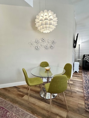 Signature Condo | In-room dining - Bisbee Brownstone Suites (Bisbee)