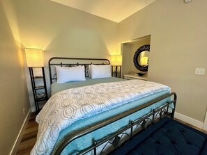 Superior appartement | Luxe beddengoed, bedden met traagschuimmatras, individueel gedecoreerd