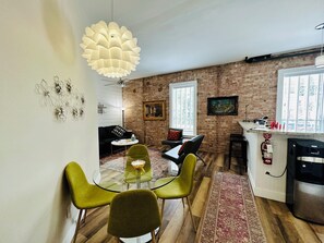 Signature-Apartment | Essbereich im Zimmer