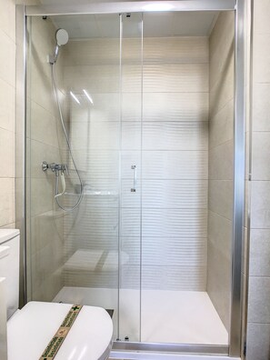 Douche, sĂšche-cheveux, serviettes fournies, papier toilette