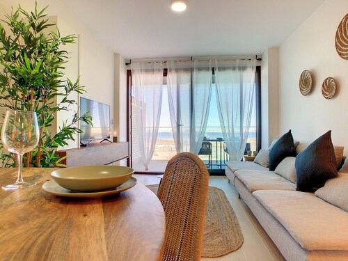 Sea view apartment, pool, wifi, gym