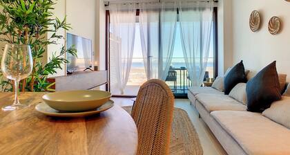 Sea view apartment, pool, wifi, gym