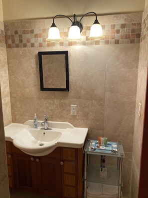 Ducha, jabón y papel higiénico