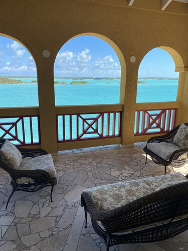 The Four Breezes With Pool and View