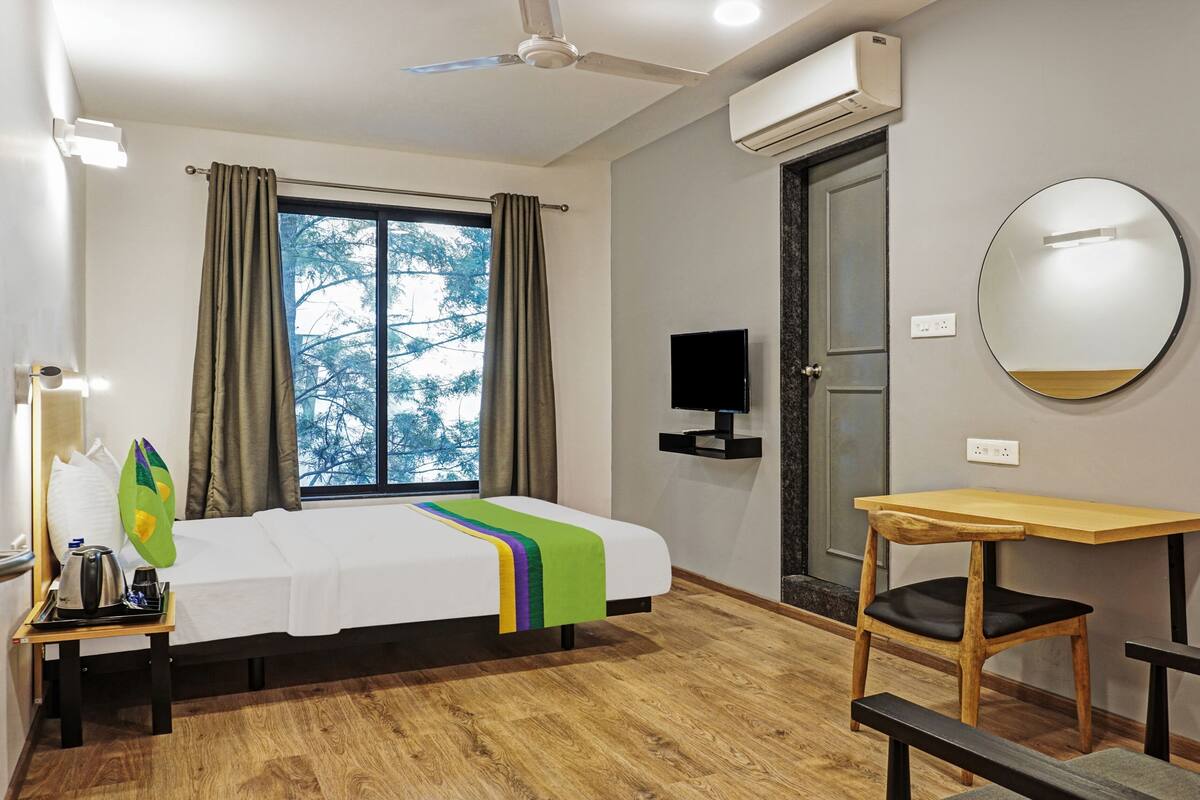 Deluxe Double Room | Iron/ironing board