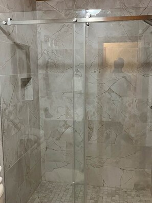Badekar, hårtørrer, håndklæder