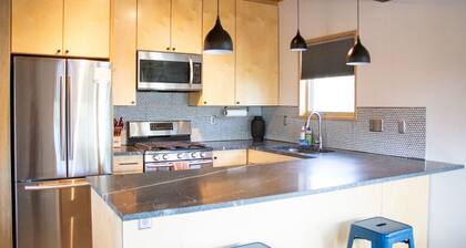 ADU | Stylish Guesthouse | Walk to Downtown!