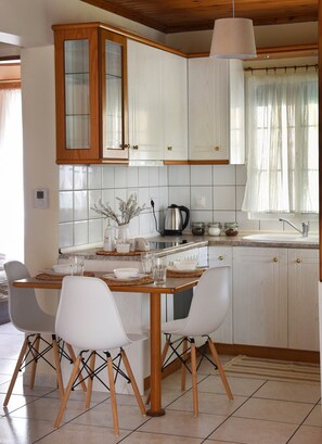 Kühlschrank, Mikrowelle, Geschirrspüler, Toaster