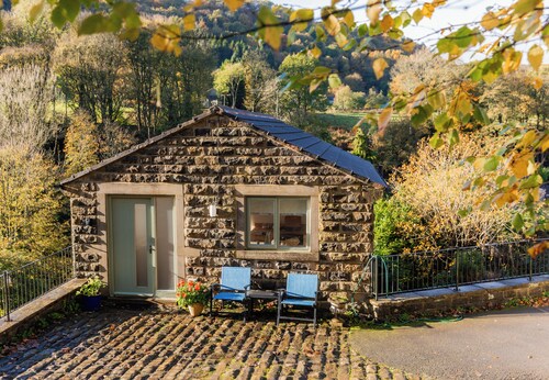 Cosy, woodland hideaway, with an easy riverside walk into Hebden Bridge