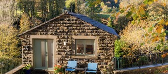 Cosy, woodland hideaway, with an easy riverside walk into Hebden Bridge