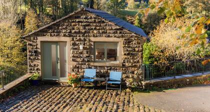 Cosy, woodland hideaway, with an easy riverside walk into Hebden Bridge