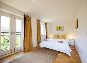 Bureau, fer et planche à repasser, Wi-Fi gratuit, draps fournis