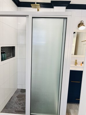 Shower, towels, soap, toilet paper - 3-bedroom & 2-bathroom luxury ocean view home - SUV included with booking  (Saint George)