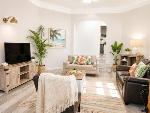 3-bedroom & 2-bathroom luxury ocean view home - SUV included with booking 