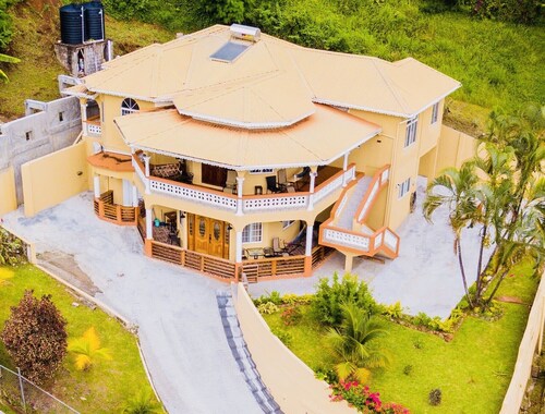 3-bedroom & 2-bathroom luxury ocean view home - SUV included with booking 