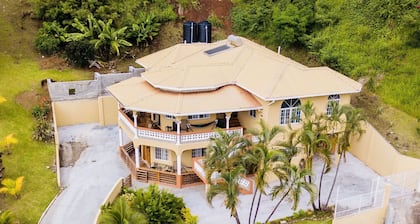 3-bedroom & 2-bathroom luxury ocean view home - SUV included with booking