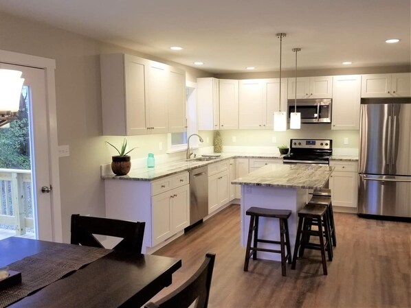 Réfrigérateur, four à micro-ondes, un four, surface de cuisson