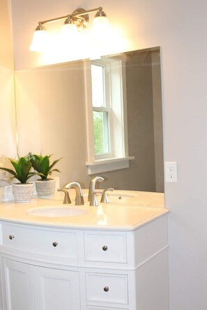 Baignoire, séchoir à cheveux, serviettes fournies, savon