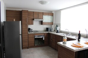 Kühlschrank, Mikrowelle, Ofen, Wasserkocher mit Kaffee-/Teezubehör