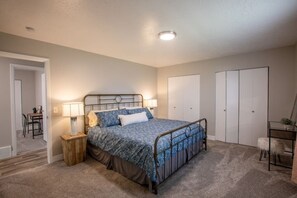3 bedrooms, desk, iron/ironing board, travel cot