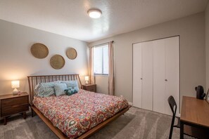 3 bedrooms, desk, iron/ironing board, travel crib
