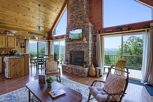 Unbelievable-Gas Fireplace-Hot Tub-*4x4 Needed!*