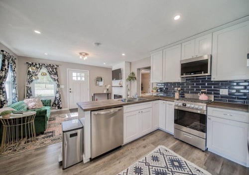 Stylish 2Bdrm Bungalow | Walkable + Well Equipped