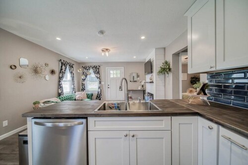 Stylish 2Bdrm Bungalow | Walkable + Well Equipped