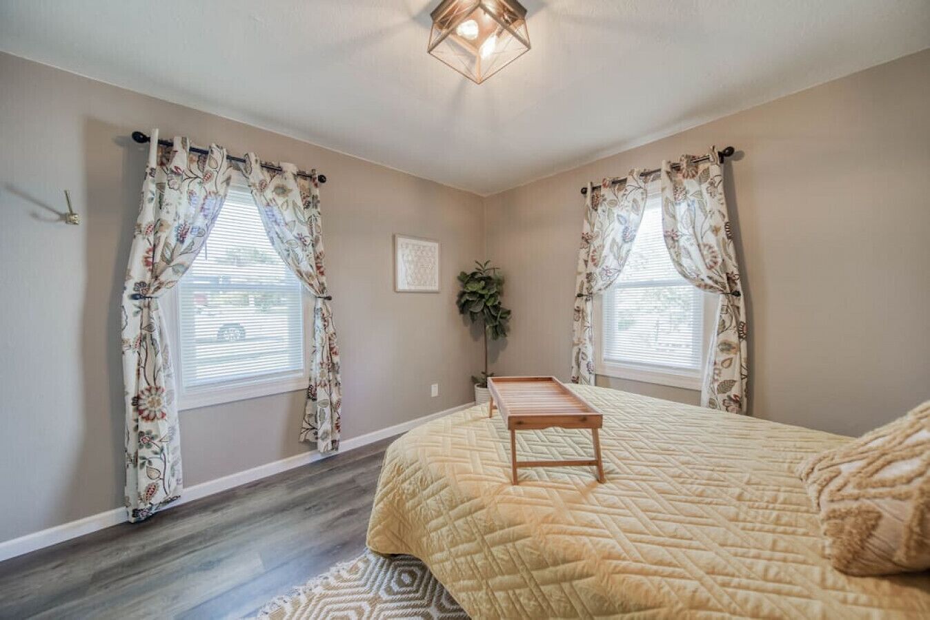 2 camere, una scrivania, ferro/asse da stiro, culla da viaggio