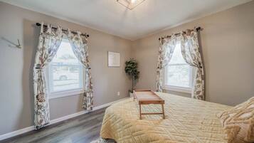 2 camere, una scrivania, ferro/asse da stiro, culla da viaggio