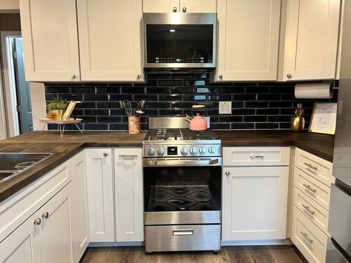 Stylish 2Bdrm Bungalow | Walkable + Well Equipped