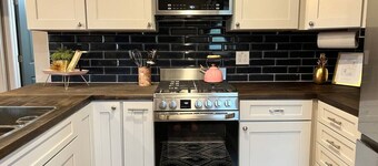 Stylish 2Bdrm Bungalow | Walkable + Well Equipped