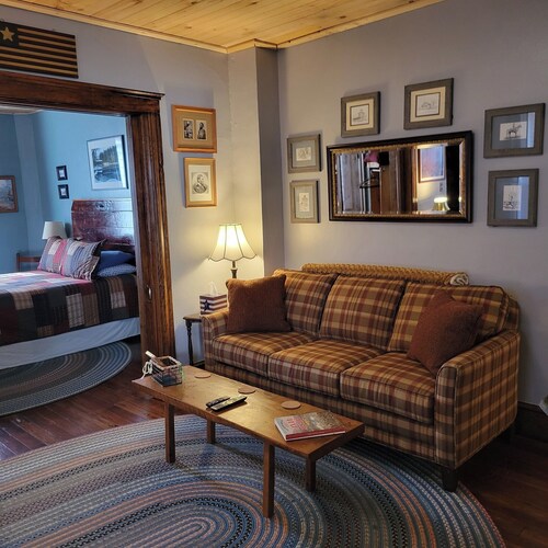 The Ridge is a Cozy 2-bedroom/1 bath Apartment Short walk to downtown Gettysburg