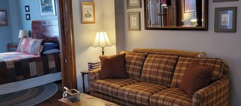 The Ridge is a Cozy 2-bedroom/1 bath Apartment Short walk to downtown Gettysburg