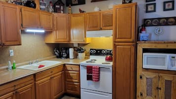 Een koelkast, een microgolfoven, een oven, een kookplaat