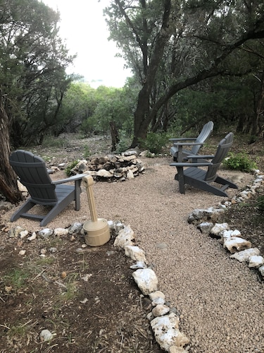 Exquisite lakeside views in a tranquill, quiet setting!