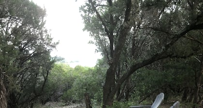 Exquisite lakeside views in a tranquill, quiet setting!