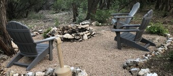 Exquisite lakeside views in a tranquill, quiet setting!