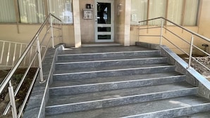 Un escalier en pierre mène à une porte sur laquelle est apposée une enseigne indiquant « KINGSVILLE ».
