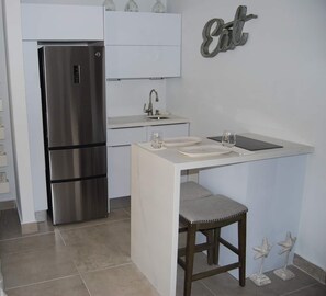 Kjøleskap, mikrobølgeovn, kokeplater og kaffetrakter/tekoker