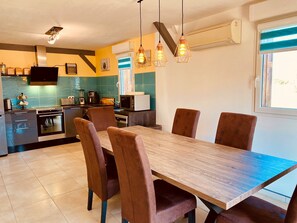 Fridge, microwave, oven, stovetop - Holiday Home with 3 Bedrooms, Aircon and Private Heated Pool - 40 Mins Bergerac (Capdrot)