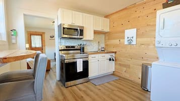 Kühlschrank, Wasserkocher mit Kaffee-/Teezubehör